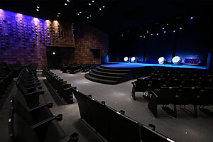 席数は最大325席と劇場としてはかなり小さいサイズながら、最大の利点は太鼓が音響設備を通さず生音で聴けること。アーティストと観客の距離がとても近いのも、お座敷感覚で嬉しい