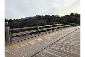 朝の光が差し込む伊勢神宮内宮の宇治橋には、船大工の技術が使われている
