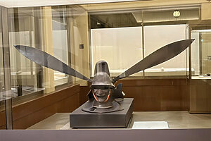 三重県指定文化財　藤堂高虎所用（桃山時代、16世紀、三重・伊賀市蔵／後期展示）秀長の家臣、藤堂高虎が秀吉より拝領した兜。高虎は190センチの体躯の持ち主だったと言われている。ドラマでの配役は佳久創さん