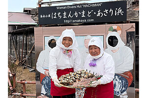 はちまんかまどの海女さんたち。振舞ってもらうのは、彼女たちが獲ってきた新鮮な魚介たち