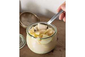 米麹と砂糖で漬けるべったら漬けも、甘酒を使えば手軽に