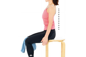 【タオルつぶし】背筋を丸めず、肩の力は抜いた状態で椅子に浅く座る