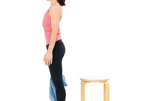 勢いよく立つと多裂筋や骨盤底筋に力が入らないので、すべての動作をゆっくり。呼吸は止めない。立ち上がって座る、を5回繰り返す