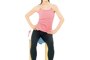 背筋はまっすぐ、頭の位置はキープしたまま左右の腰を片側ずつ持ち上げ、下ろして骨盤底筋をほぐす。左右各5回