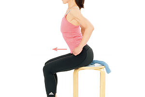 背中を反るようにして骨盤を前傾、背中を丸めて骨盤を後傾、この動きを5回繰り返す。