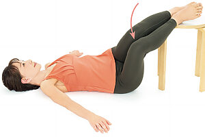 続いて、左右にゆっくり膝を倒す。股関節を左右に揺らすイメージで。パタン、パタンと同じペースで行う