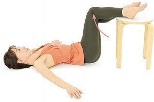 膝を倒すとき、片側の腰が浮かないように。骨盤まわりの筋肉がほぐれるのを感じて。左右交互に5回