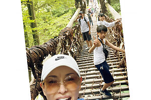 急峻な山地にある、祖谷のかずら橋（徳島県）を訪れた時のスナップ