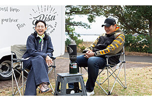 夫・岡田太郎さんと。野外でコーヒーを淹れるのも手慣れた二人　デニムジャケット3万7400円、シャツ3万3000円、デニムパンツ3万3000円（以上レキップ TEL：03-6861-7698）　スカーフ1万6500円（マニプリ <a href="https://manipuri.jp/" target="_blank">manipuri.jp</a>）　シューズ2万900円（サロモン／サロモン コールセンター TEL：050-1720-4849）