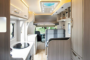 車内の後方から運転席を見た風景