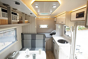 運転席より後方を見た風景。寝台やシンクの設備があるので、家族で寝泊まりできる