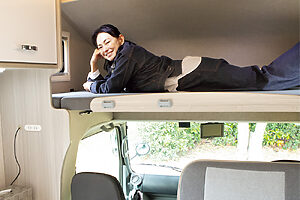 【子どもが喜びそうな隠れ家感覚の寝台】車両の出っ張ったおでこ部分には、バンクベッドと呼ばれる寝台スペースがある。大人一人が楽に横になれる