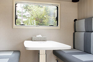 【対座で4人がくつろげるダイネット】テーブルと椅子の食事スペースを“ダイネット”と呼ぶ。こちらはテーブルを下げると、椅子がベッドに早替わり