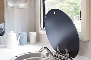 【狭い面積を最大限に活用するキッチン】カセットコンロが置けるキッチンスペース。シンクは蓋付きだから、閉じれば場所を広く使って作業ができる