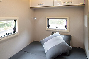 【大人2人が体を伸ばして眠れる空間】車両後部の寝室スペースは、198×120cmとゆったりサイズのダブルベッド。天井も高めで、動きやすい