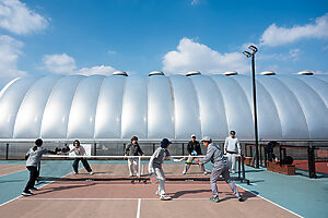 ウォーミングアップは全員で軽いボレーから。ピックルボールの試合はダブルスが基本