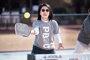 一般的なパドルは卓球ラケットよりも少し大きく、重さは約205〜235gが平均的