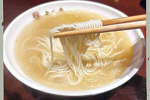刀魚汁麺。乳白色のスープに麺だけが沈む、春先だけの一杯