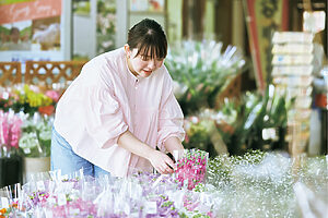 富浦町は花栽培が盛んなエリア。切り花の直売も充実。これからの時季は南房総の特産物のカーネーションや紫陽花などが並ぶ