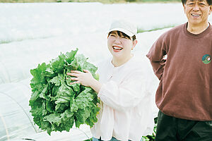 「1玉の大きさにびっくり！」　収穫した大玉レタスと記念撮影。隣は「安西農園」の安西淳さん