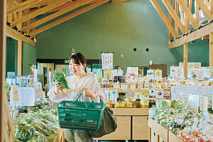 「道の駅手作りのポップも必見！」　直売所でお買い物