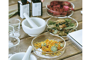 「漢方に使う薬草もあります」　収穫したハーブや花から、アロマやお香などを精製。好みの香りを調香するワークショップなども