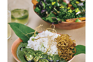 カフェも併設。大多喜サラダ2,200円、烏山椒の野草カレー1,650円