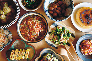 夕食は地域のオーガニック食材をふんだんに。朝食には自然栽培で育てたお米を使った米粉ドーナツも