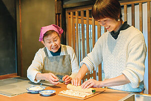 地元の女性に教わる保存食や郷土料理作りも季節ごとに用意