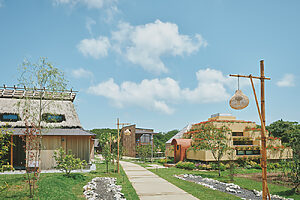 緑豊かな環境にユニークなエコハウスが立つ