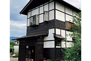 農家民宿 泰山堂（たいざんどう）は初代オーナーの夫が手作りで建てた宿。ヒバのお風呂も人気