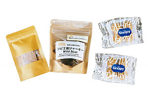 地元のおみやげも今井さんがセレクト。左から、乾燥梅130円、ジビエ猪ジャーキー550円、ピーナッツのお菓子の〈房総のおやつ シナピー〉各310円