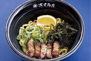 すたぁ麺1,500円。湯河原の名店『飯田商店』と共同開発。観戦中にも食べやすい汁なしの混ぜそば
