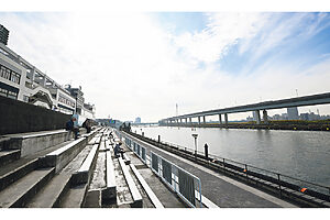 河川の堤防がそのまま観客席に。すぐ目の前でレースを見られる
