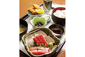 指定席フロア「MIYABI」内のレストラン『TAKEBUE』のまぐろ御膳1,500円。上質な本まぐろの刺身に舌鼓