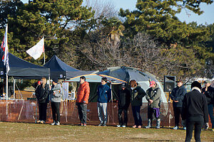 毎回100組以上の飼い主＆愛犬ペアがエントリー。一日中行われる大会を満喫するために、自前のタープを立てて臨む参加者も多い