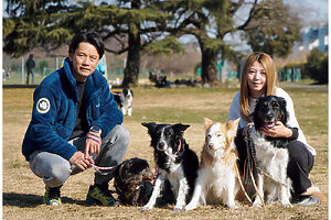 「愛犬との絆、深まっています！」　昨シーズンのチャンピオンファミリー。夫婦ともに競技者だ。いま現役競技で活躍しているのは、秋蘭（右端）だが、大会にはファミリー全員で参加