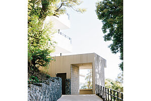 急勾配の坂道を上がると現れるエントランス