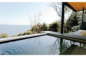 客室とテラス合わせて100㎡のプレミアム ヴィラ スイートだけでなく、本館15室とヴィラ3棟の18室すべてがオーシャンビュー。目の前の相模湾をぼんやり眺めて温泉につかるもよし、カウンターに腰掛けるもよし、デイベッドに寝転ぶもよし。華美な装飾はなく、客室によってはテレビも設置されていないのは“何もしない贅沢”を楽しむための趣向