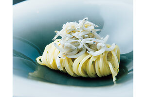 料理長の故郷・和歌山のしらすを使った、釜揚げしらすの冷製フェデリーニ