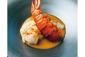 和の出汁で炊き上げた米と伊勢海老のビスクソースで仕上げた、伊東港から届いた伊勢海老のリゾット