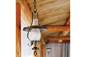 電気が通っていなかった時代に始まった、人里離れた宿の意匠として、随所にランプが。あたたかな明かりが灯る夜の風景もまた風情がある