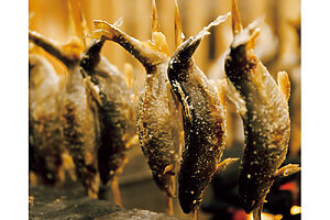 食堂に入ると、子持ち鮎の塩焼きが並ぶ囲炉裏がお迎え