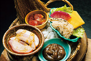 自慢の料理は野趣溢れる山の幸三昧。この日の夕餉の前菜はヤシオマスやスモーク鴨のほか、生湯葉や野菜など、彩りよしバランスよし。すべての料理には山の湧き水が使われている