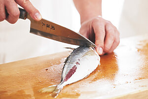 1. うろことぜいごは、包丁の刃を寝かせて尾から頭に向けそぎ落とす。頭は胸びれに沿って骨まで刃を入れ、裏返して同様に刃を入れ切り落とす
