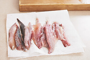 5. 冷蔵庫で30分ほど冷やす。皮を下にしてまな板に置き、寝かせた包丁を皮と身の間に差し入れて押しつけながら身を離し、最後は手で皮をはぎ取る