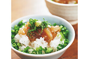 【鯛の漬け丼】鯛の刺身を焼き肉のタレに30分ほど漬け込んだら温かいご飯にのせ、大葉とわさび、万能ねぎを添える