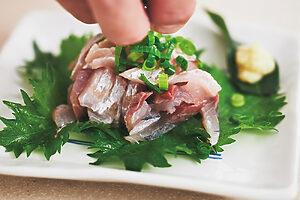 【鯵のたたき】鯵の細切りに万能ねぎを散らし、生姜醤油でいただく。新鮮な鯵そのままの旨味が引き立つ一品