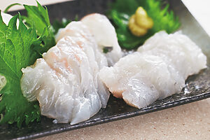 【鯛のお造り】鯛の切り身の筋に対して垂直に包丁を入れ、そぎ切りに。鯛の甘味とプリッとした食感が堪能できる