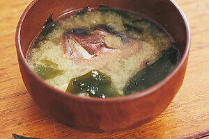 【鯛のあら味噌汁】鯛のあらにおろし生姜を加えて水から煮立て、わかめを加えたら、だし入り味噌を溶き入れて
